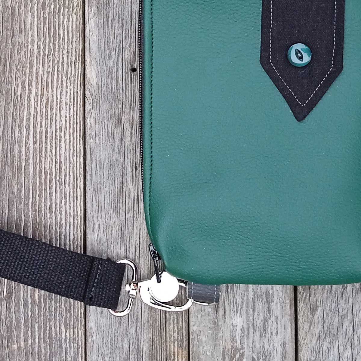 Ricicli Design Borse Pochette Lupin n°04 pochette verde con tracolla nera