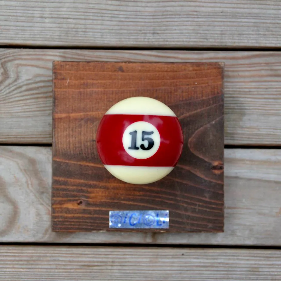 Ricicli Design Casa Attaccapanni Biliardo 1 Pallina su Legno Scuro