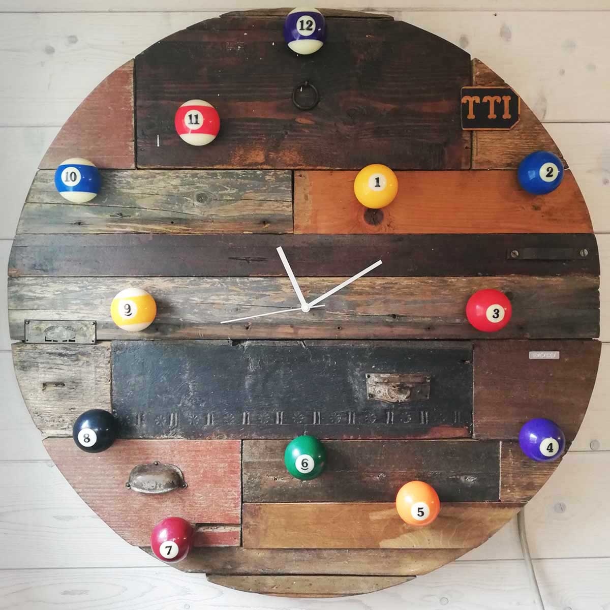 Ricicli Design Casa Orologio Biliardo a casa di Valentina e Matteo AFFI (VR)