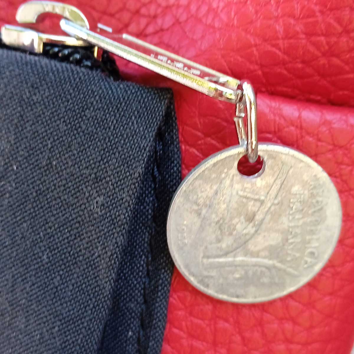 Ricicli Design Borse Greta n°014 borsa zaino rossa in ecopelle con borraccia