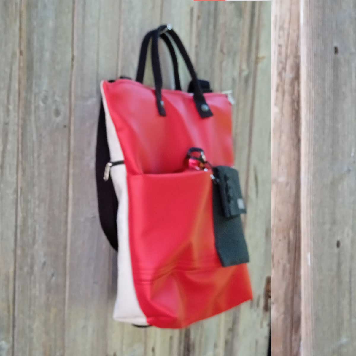 Ricicli Design Borse Greta n°014 borsa zaino rossa in ecopelle con borraccia