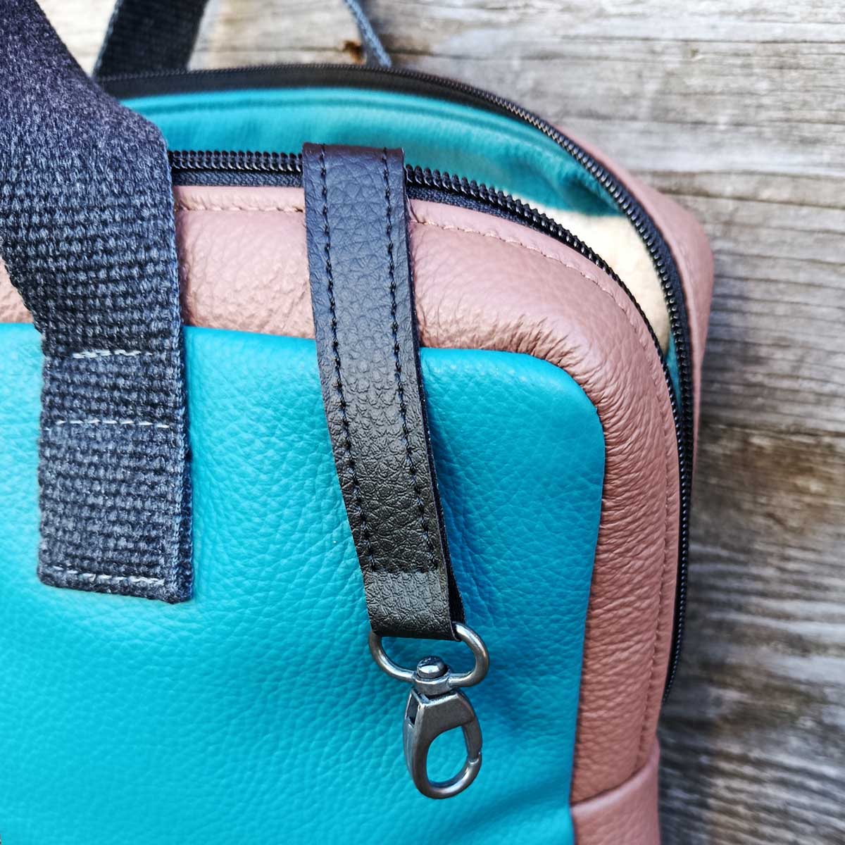 Ricicli Design Borse Zaino Ganzo n°05 zaino turchese e marrone in pelle recuperata