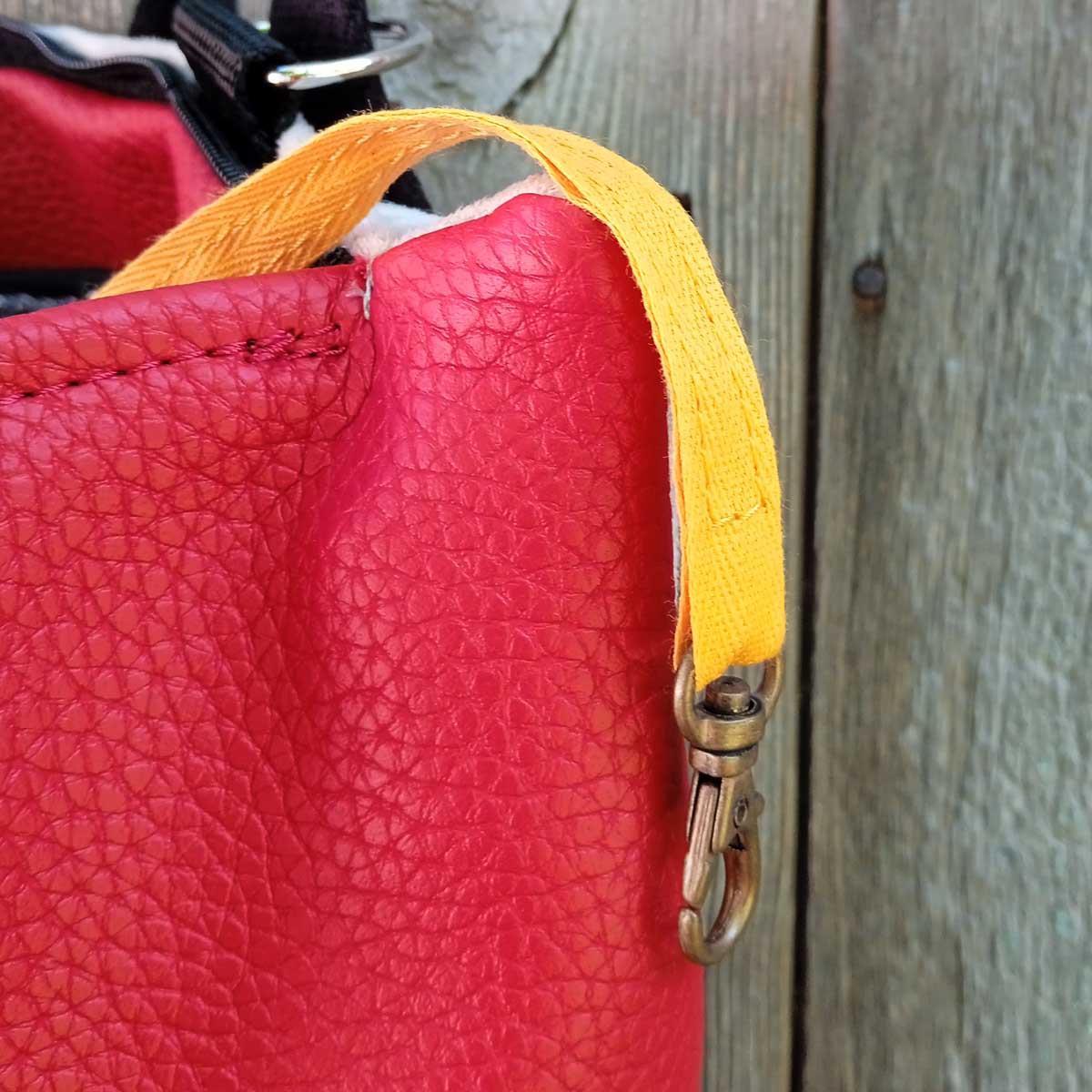 Ricicli Design Borse Greta n°014 borsa zaino rossa in ecopelle con borraccia