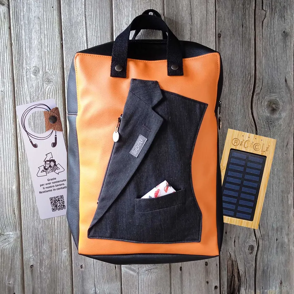 Ricicli Design Borse Zaino Apollo n.07 nero arancione con power bank solare