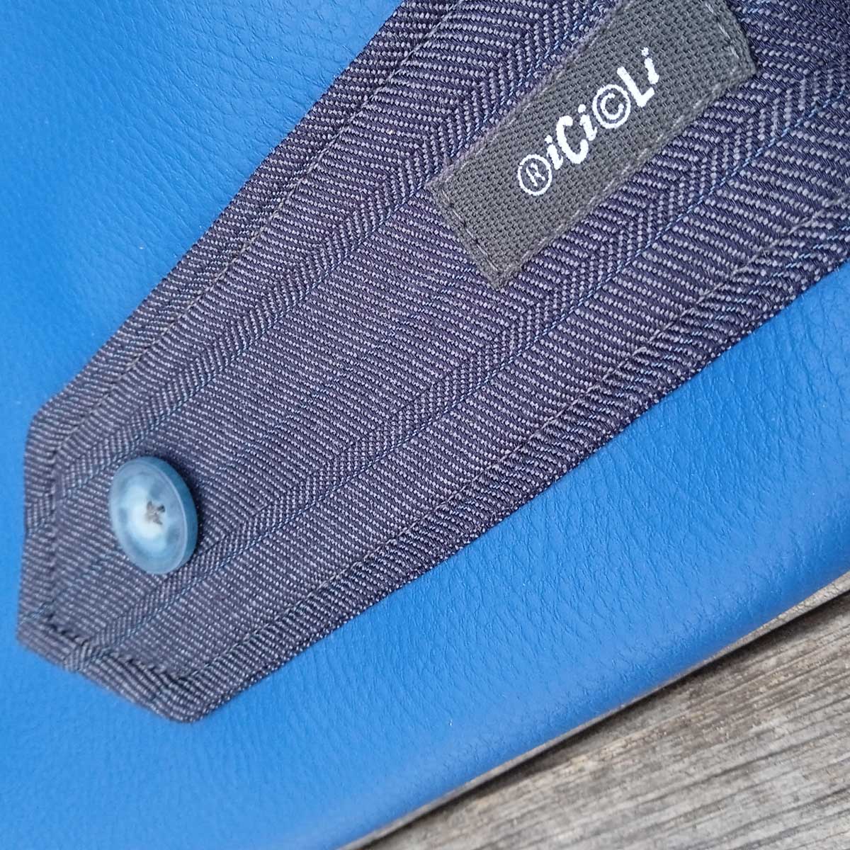 Ricicli Design Borse Lupin n°08 pochette bluette con tracolla nera
