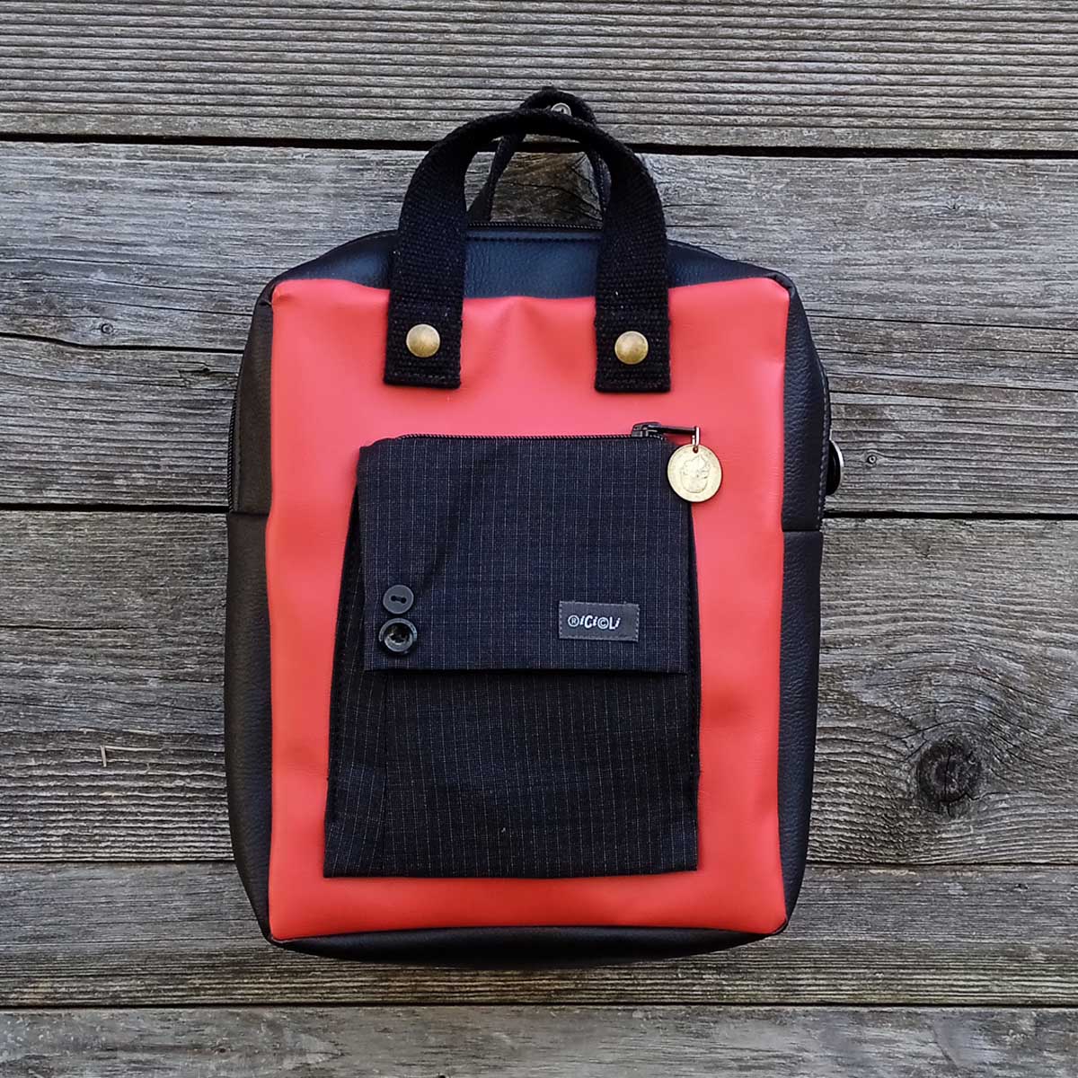 Ricicli Design Borse Fico n°04 borsa zaino nero e rosso impermeabile