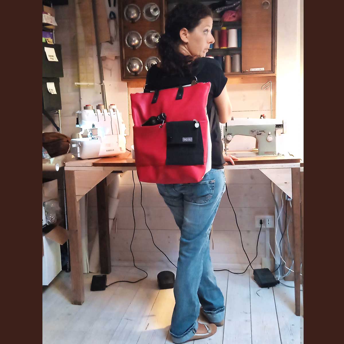 Ricicli Design Borse Greta n°014 borsa zaino rossa in ecopelle con borraccia