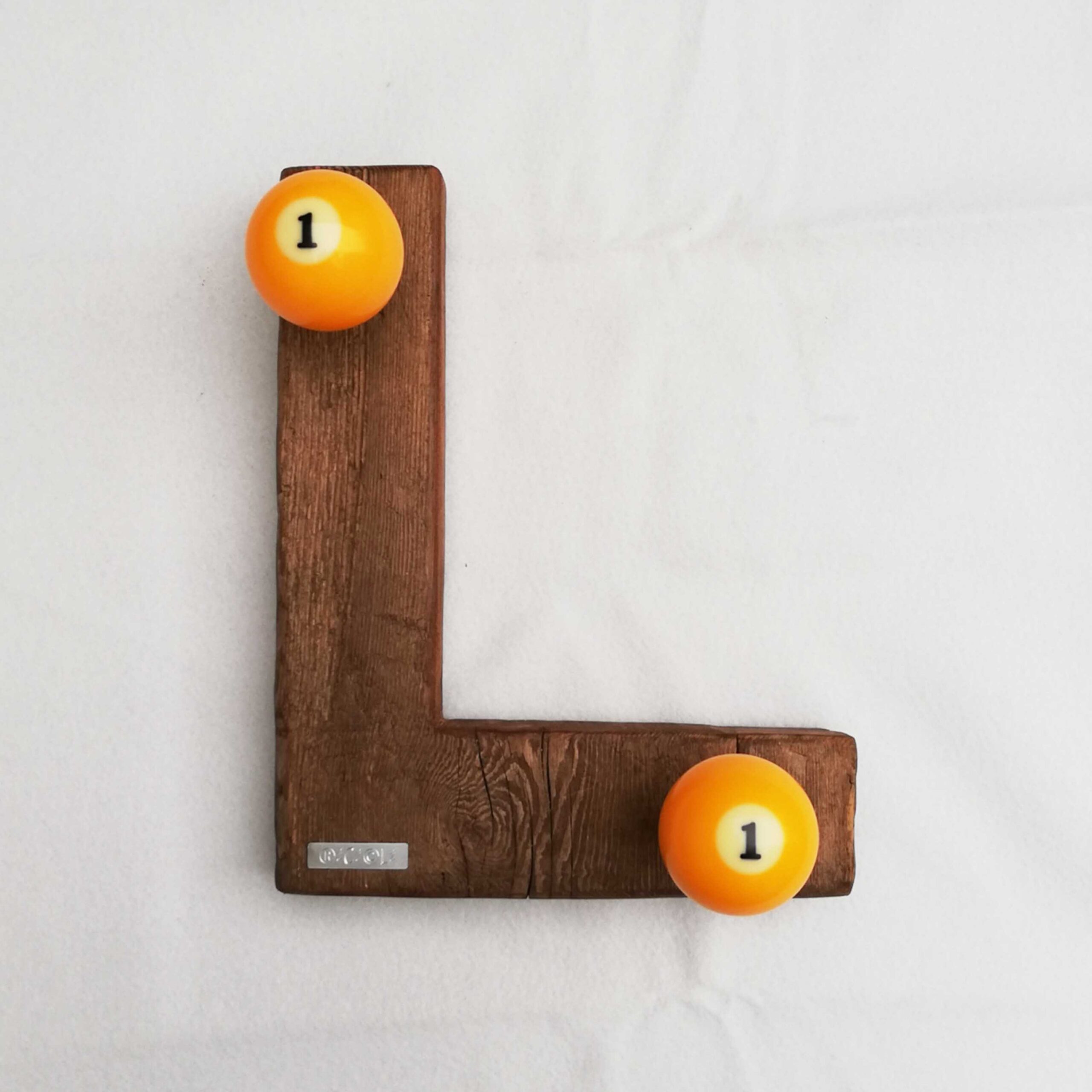 Ricicli Design Casa Attaccapanni lettera L con palle da biliardo in legno recuperato